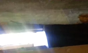 עוזרת סרי לנקה תחת ג ...